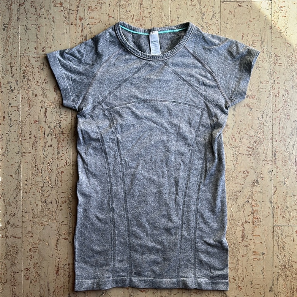 EUC ivivva fly tech short sleeve tee, size 10